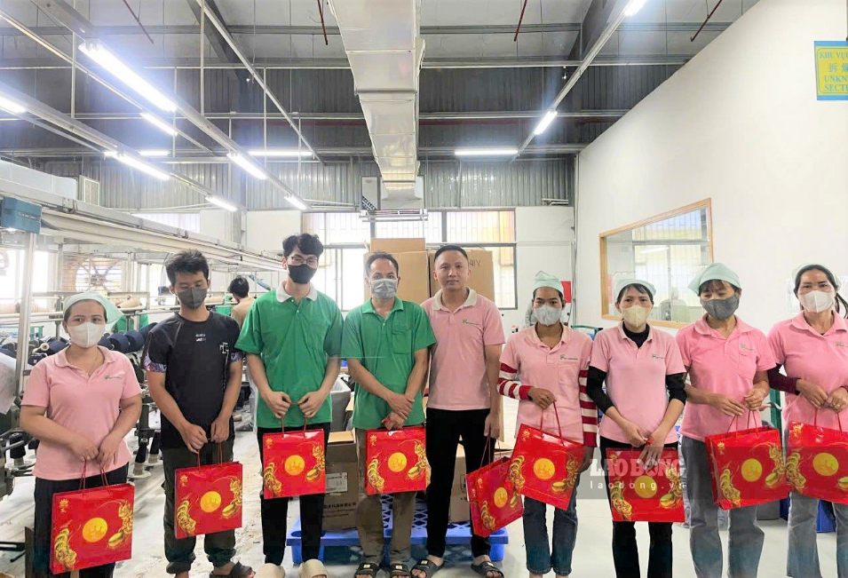 Đoàn viên, người lao động tại phường B'Lao nhận quà trung thu. Ảnh chụp ngày 12.9. Ảnh: Phúc Khánh 