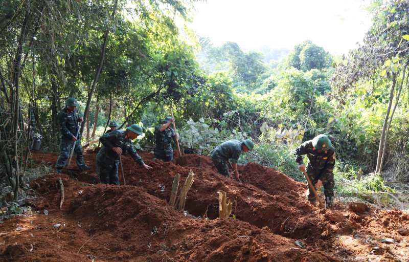 Các lực lượng tham gia khai quật, cất bốc hài cốt liệt sĩ.
