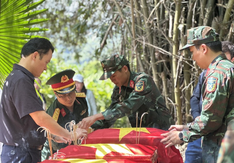 Las fuerzas funcionales exhuman los restos de los mártires en la colina Đá Vôi. Foto: Đinh Đại