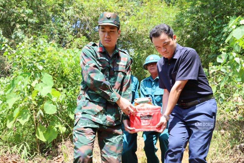 Di chuyển hài cốt liệt sĩ về nơi quy định.