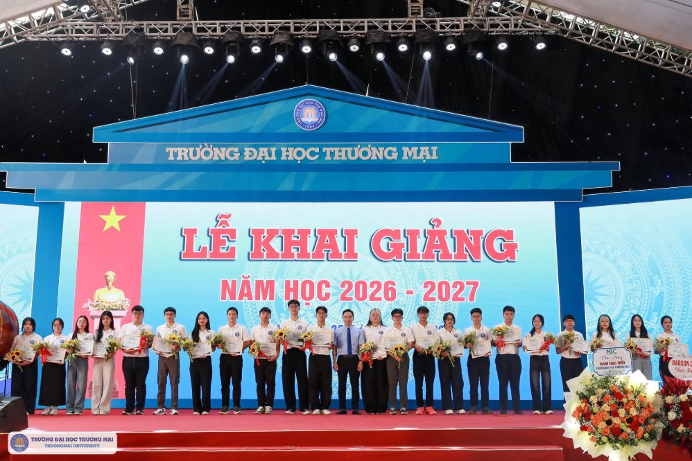 Nguyễn Tấn Tài nhận được học bổng của Trường Đại học Thương mại trong dịp khai giảng năm học mới. Ảnh: Trường Đại học Thương mại cung cấp