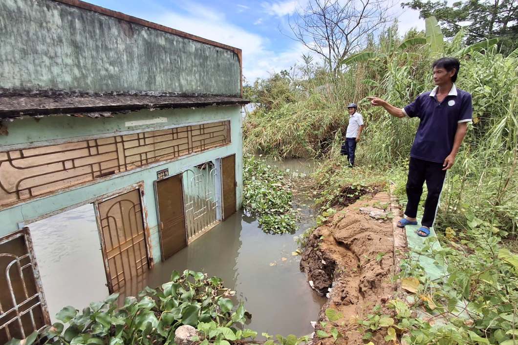People's houses collapsed into the river. Photo: Ta Quang (photo taken in June 2026)