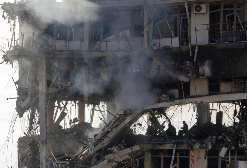 Russia continues to attack Ukrainian military facilities. Pictured are rescue forces working at an apartment building after attacks targeting the Ukrainian city of Odesa, September 12, 2026. Photo: AFP