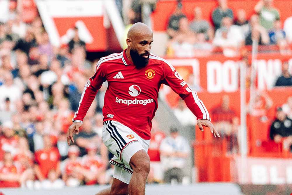 맨유는 수적 우위를 점하고 있음에도 불구하고 맨시티 수비진 앞에서 무력합니다. 사진: 맨유 클럽