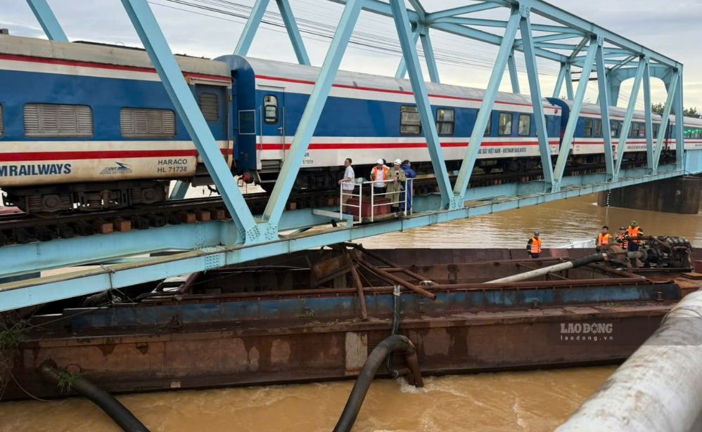 The barge stuck under My Chanh railway bridge was recorded on the afternoon of September 13. Photo: Han Nguyen