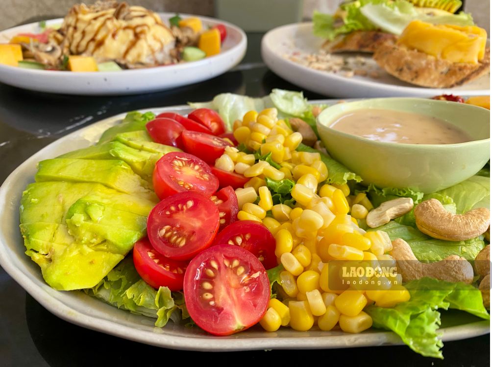 El menú natural para reducir el ácido úrico cuando se combina aguacate, tomate y maíz dulce ayuda a complementar la fibra, la vitamina C y alcalinizar el cuerpo, apoyando la eliminación eficaz del urato. Foto: Tra My