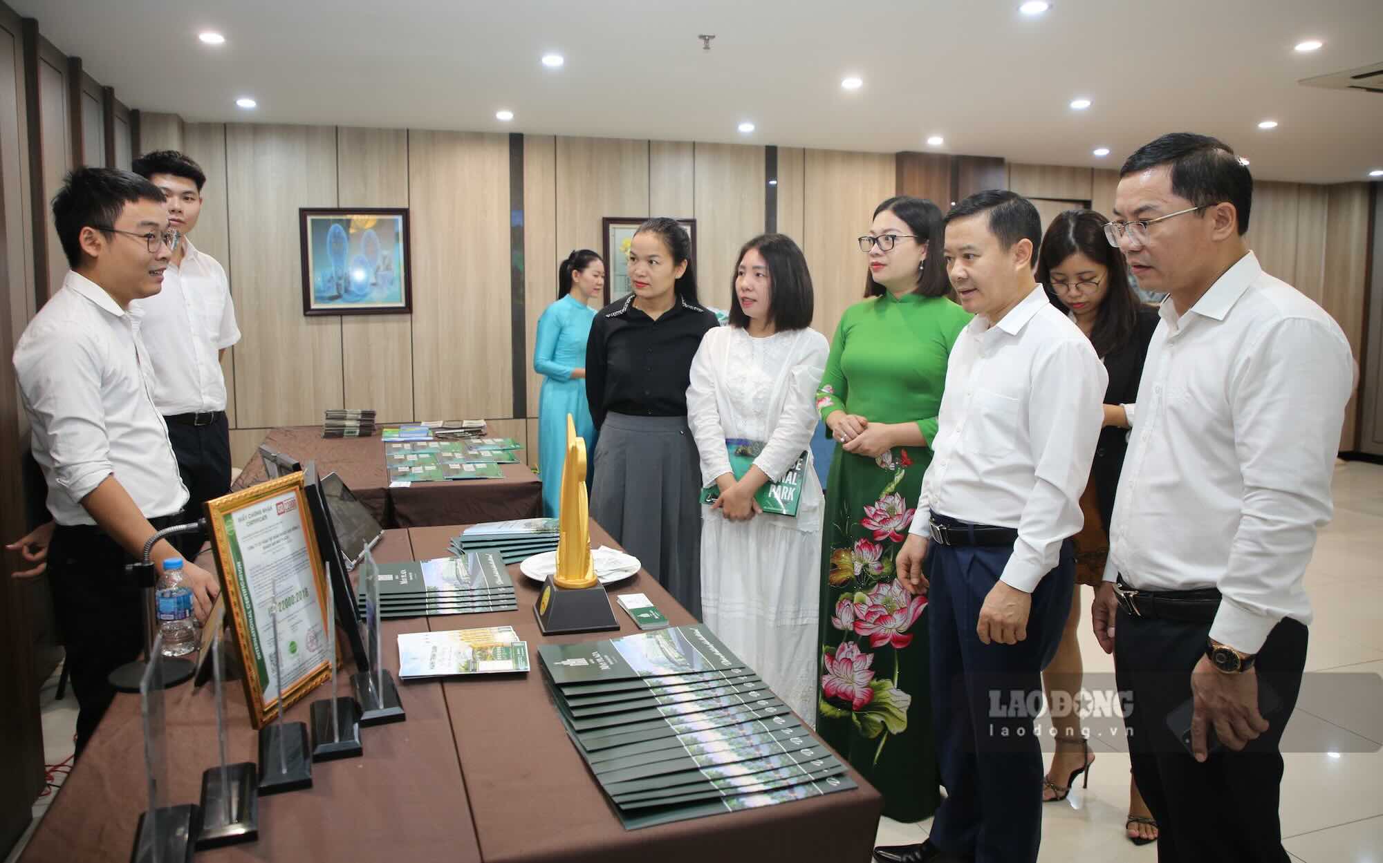 Các đại biểu tham gia các gian hàng trưng bày. Ảnh: Công Sáng