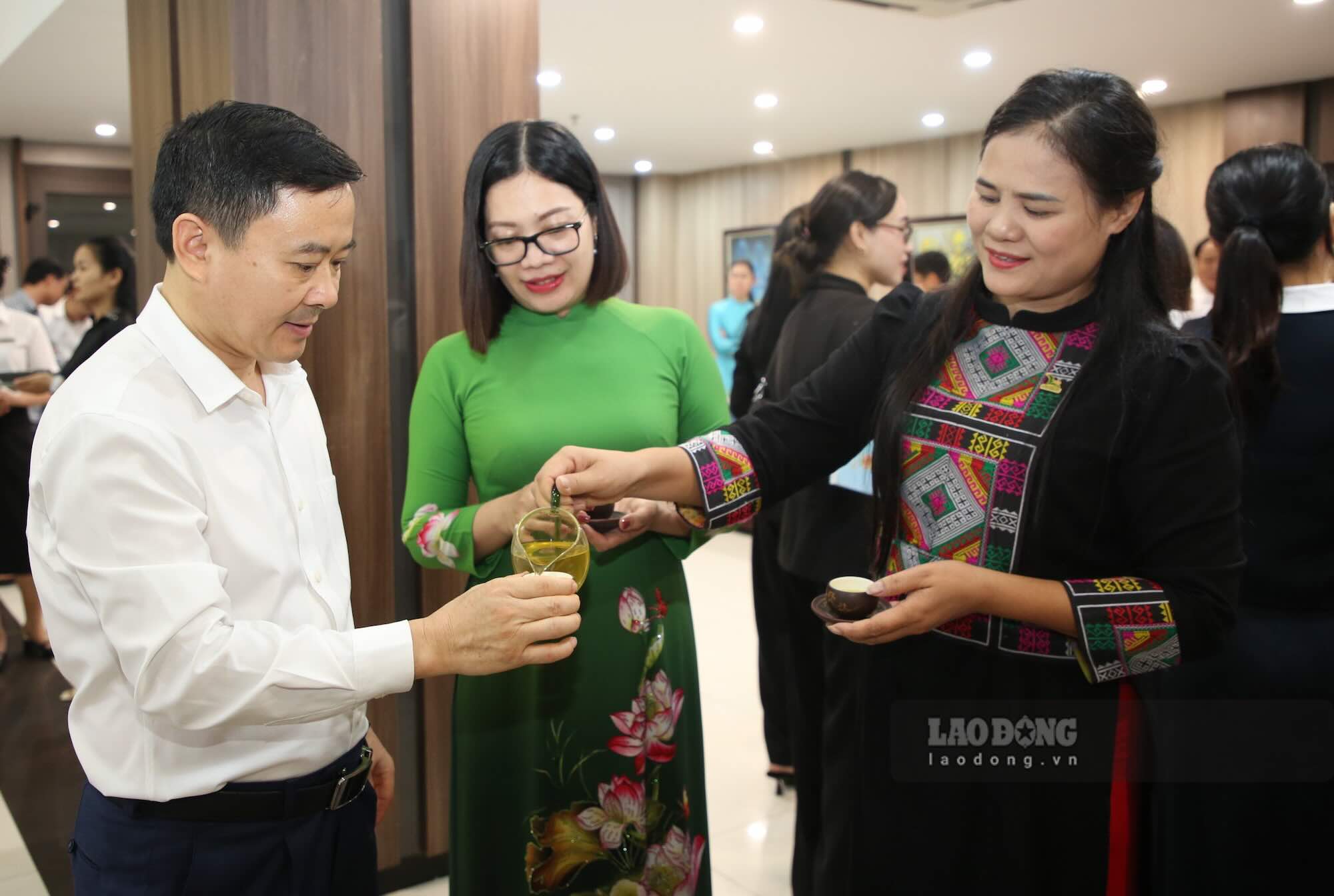 Los delegados disfrutan del té de Thai Nguyen el 14 de septiembre. Foto: Cong Sang