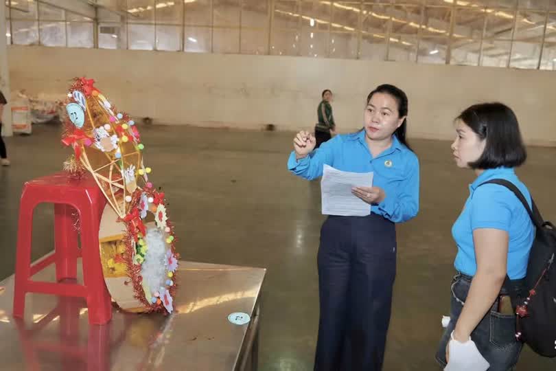 Ban Giám khảo tham gia chấm điểm các lồng đèn Trung thu. Ảnh: Công đoàn Tây Ninh tối 13.9