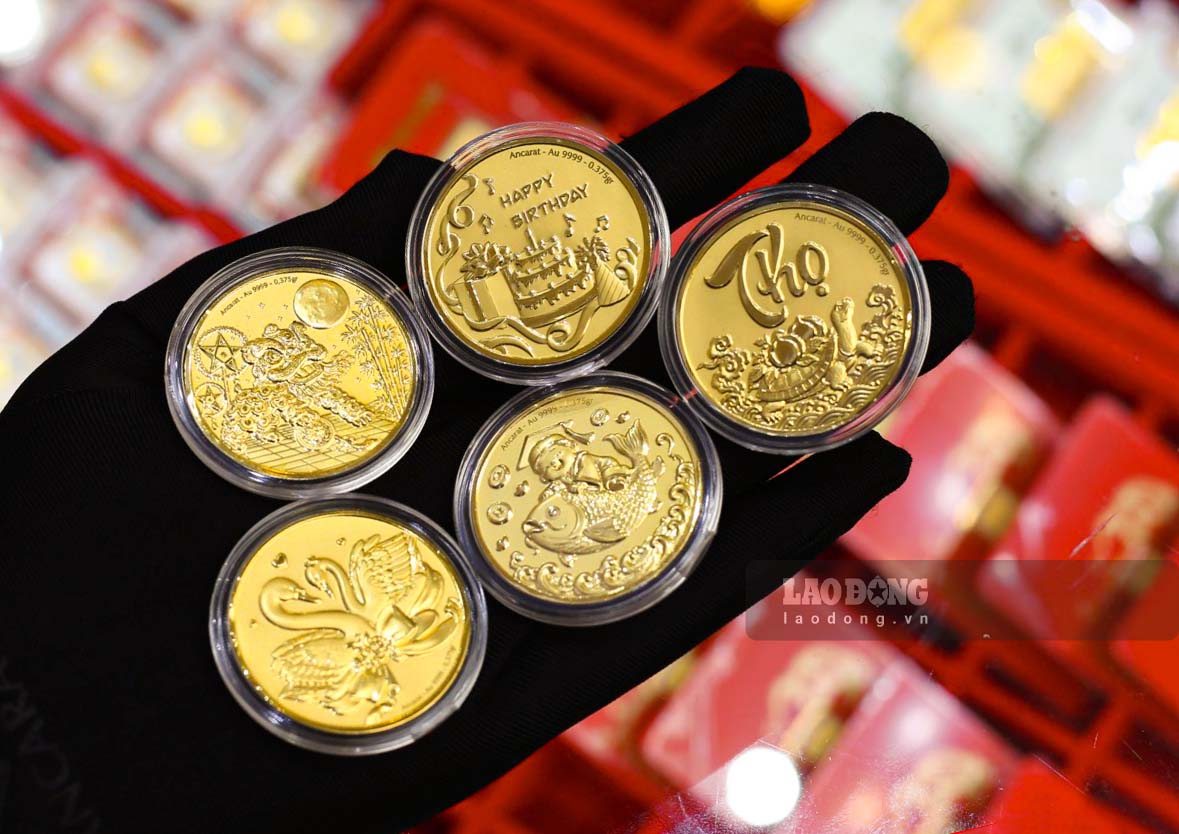 Las principales instituciones financieras están siguiendo de cerca la evolución y las perspectivas del precio del oro en 2026. En la foto se muestra la colección de oro del Festival del Medio Otoño de Ancarat, tomada el 10 de septiembre de 2026. Foto: Phan Anh