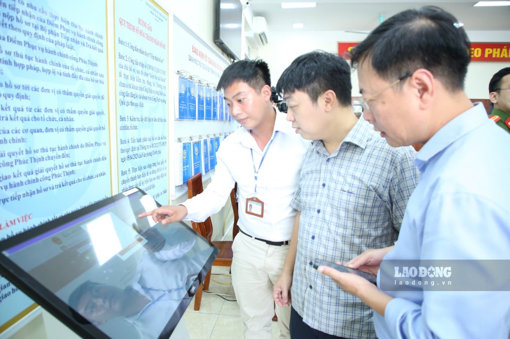 Cadres and civil servants of Cau Giay ward (Hanoi) guide the resolution of administrative procedures, as of April 2026. Photo: Pham Dong