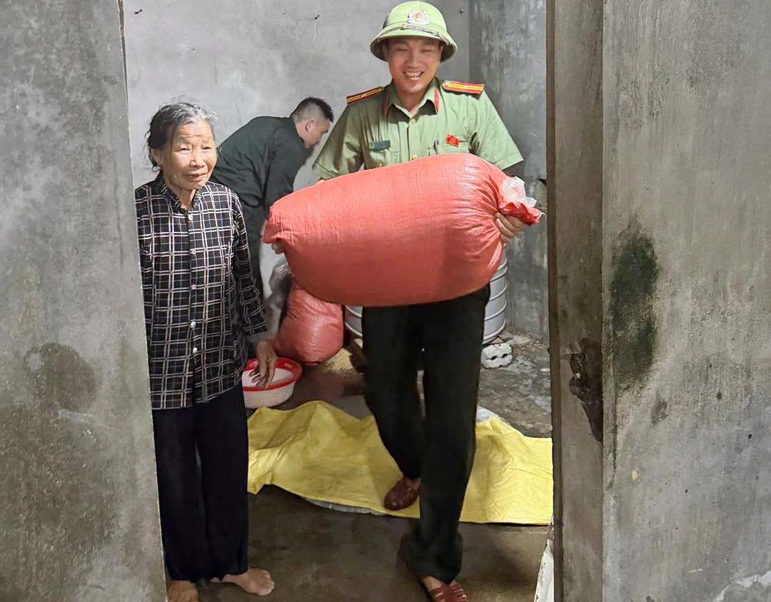 Công an xã Kỳ Văn giúp dân kê cao tài sản vào tối 13.9. Ảnh Công an xã Kỳ Văn