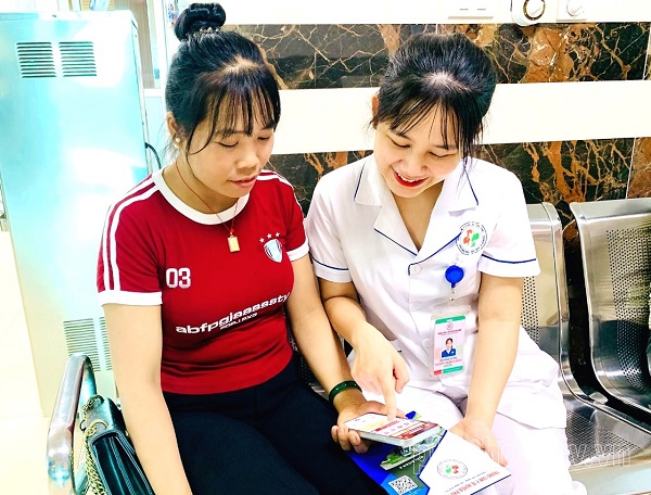Medical staff of Phu Ninh Regional Health Center guide patients to update electronic health records on the VNeID application. Photo: Phu Tho Provincial People's Committee information portal posted in September 2026