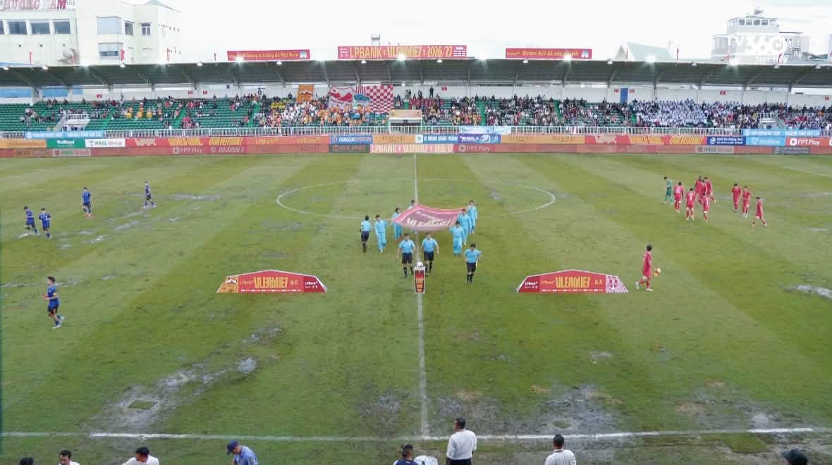 Hoang Anh Gia Lai's Pleiku stadium deteriorated due to weather effects in the match against Hai Phong on September 13. Photo: FPT Play
