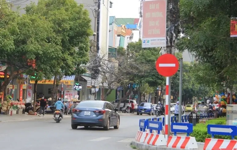 Truong Thi street (Hac Thanh ward, Thanh Hoa) is narrow and often experiences congestion. Photo: Tran Lam (taken on September 14)