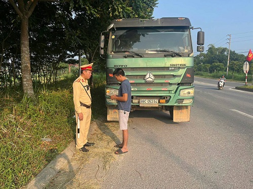 The Traffic Police Department inspects and handles vehicles engaged in transport business but have not yet re-issued license plates. Photo: Provincial Police posted on September 14
