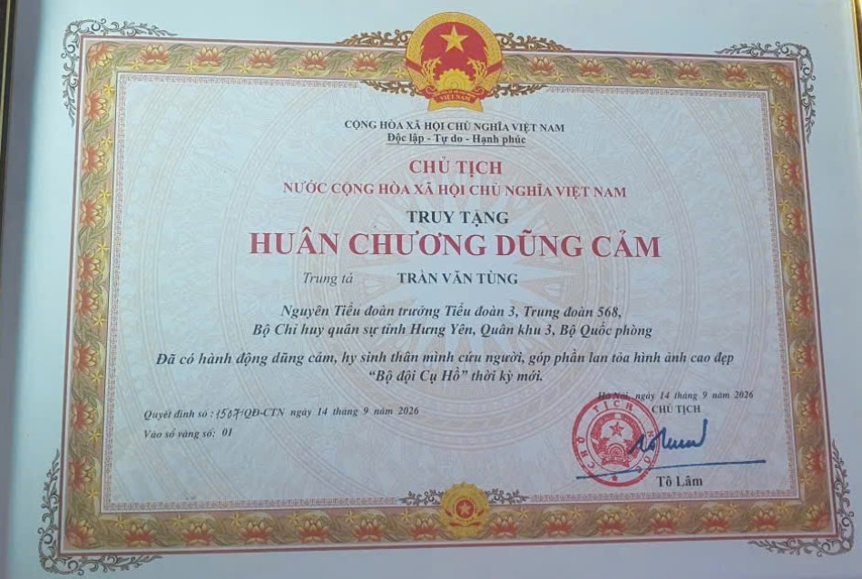 The President decided to posthumously award the Medal of Courage to Lieutenant Colonel Tran Van Tung for his brave action, sacrificing himself to save people. Photo: Ministry of National Defense