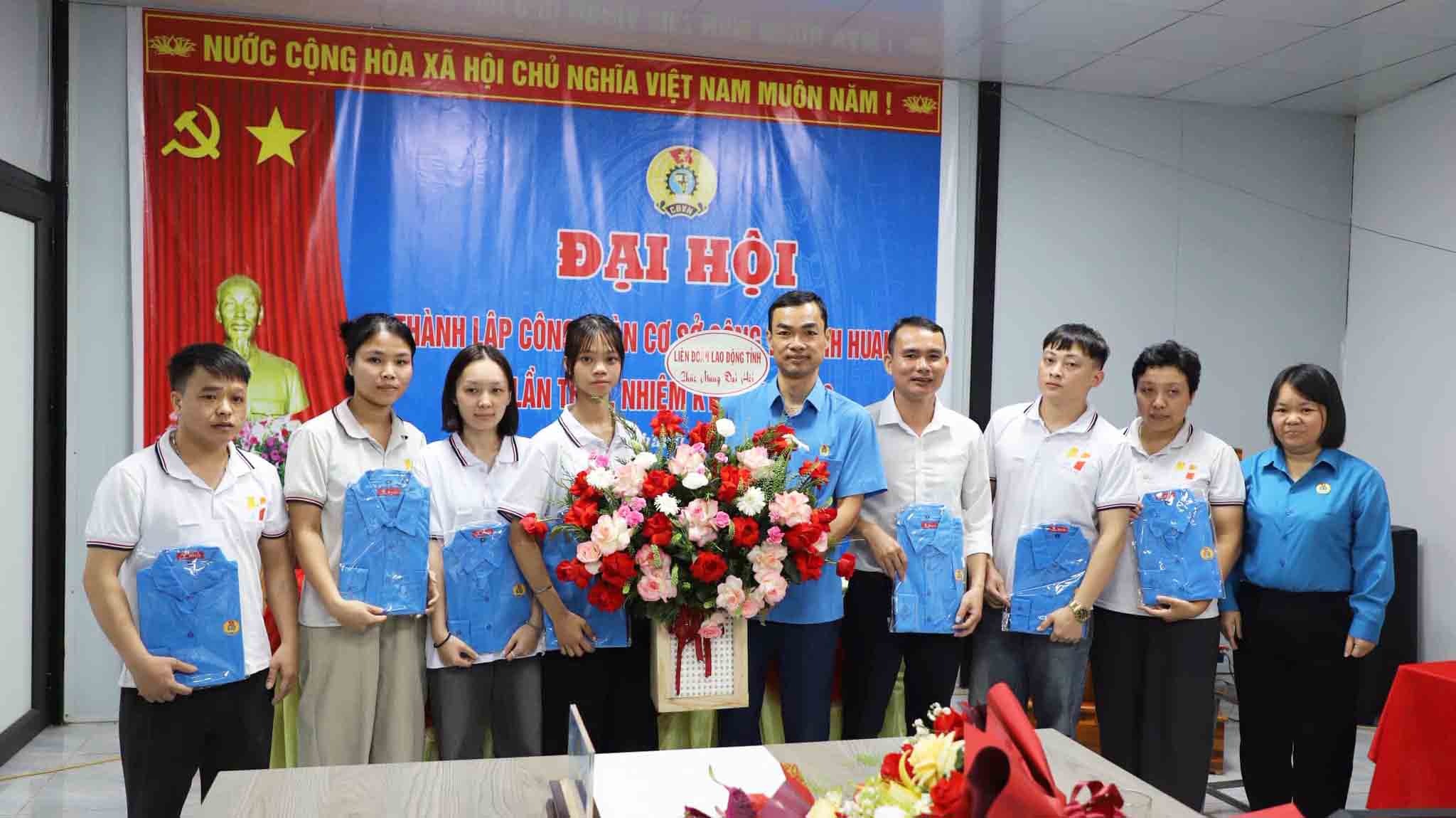Les dirigeants de la Fédération du travail de la province de Tuyên Quang félicitent la création du syndicat de base de la société Hua Hong Co., Ltd., mandat 2026-2030. Photo: Fédération du travail de Tuyên Quang