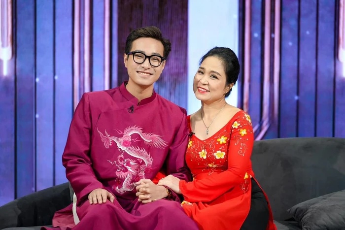 Ha An Huy and his mother, Meritorious Artist Minh Phuong. Photo: 5-star Hotel Program.