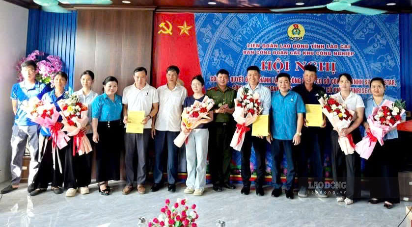 La Fédération du travail de la province de Lào Cai félicite la cellule du parti de la société TNHH NASAKI Vietnam. Photo: Mạnh Hùng