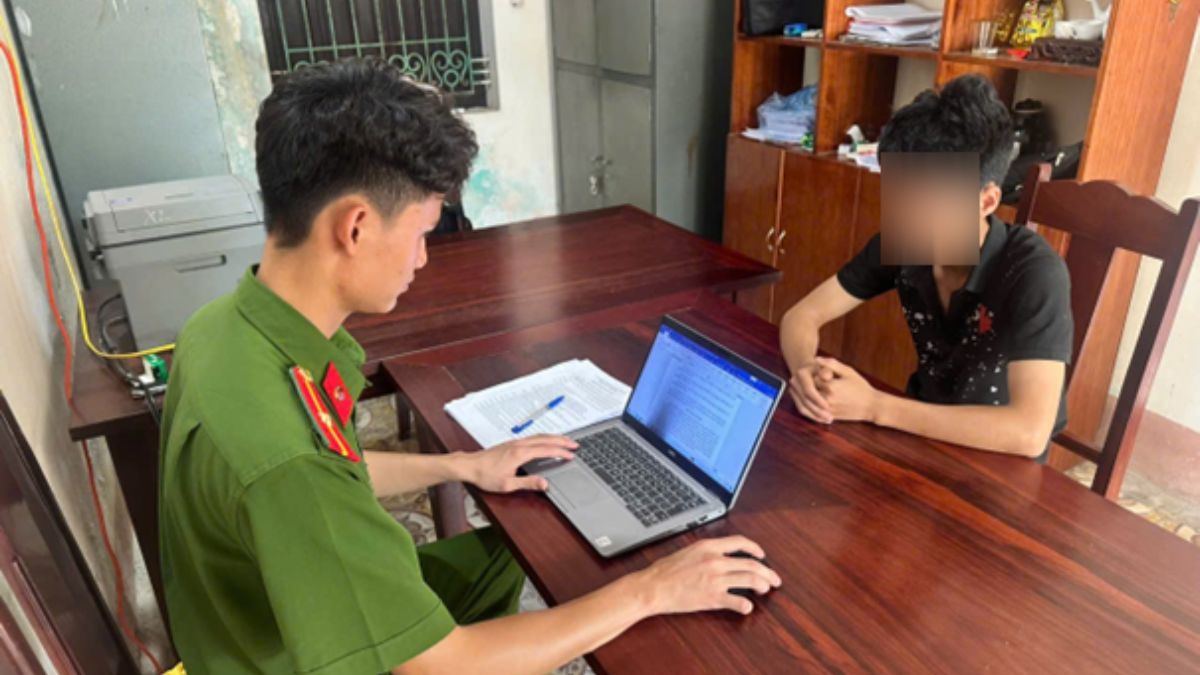 Cơ quan Công an làm việc với đối tượng gây náo loạn lúc nửa đêm xã Đào Xá. Ảnh: Công an Phú Thọ đăng tải ngày 14.9
