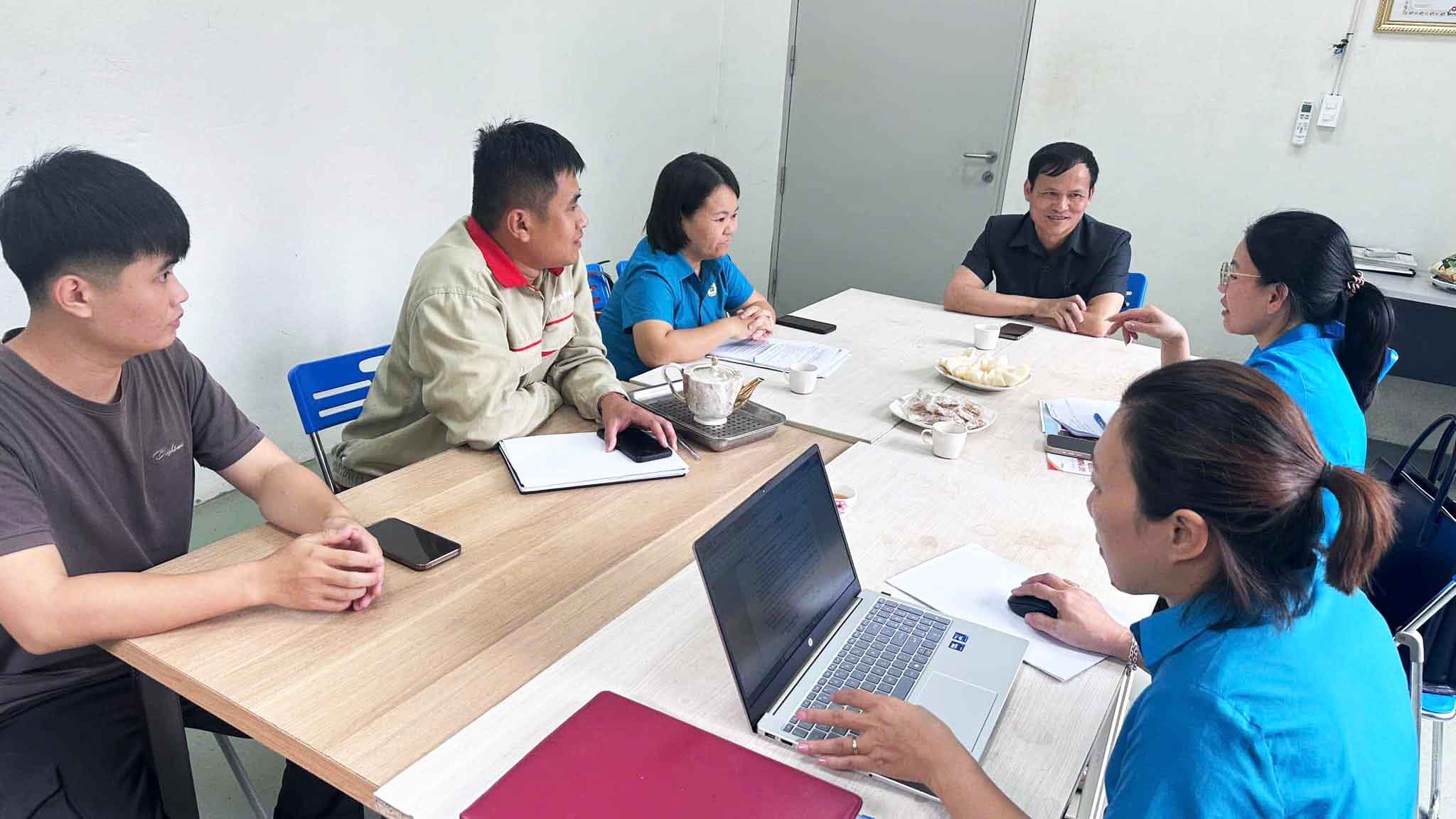 La délégation de travail de la Fédération du travail de la province de Tuyen Quang travaille avec un certain nombre d'entreprises de la région, saisissant la situation des activités syndicales. Photo: Fédération du travail de la province de Tuyen Quang