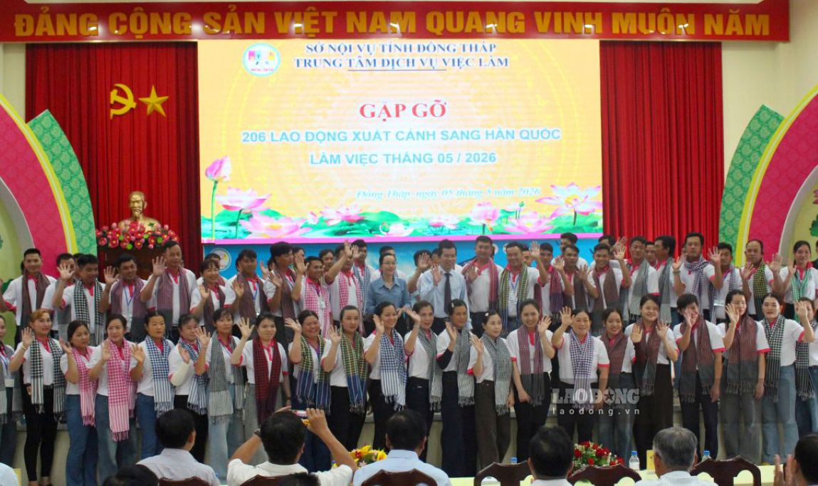 Le Centre des services d'emploi de Đồng Tháp organise une cérémonie pour envoyer des travailleurs travailler en Corée du Sud. Photo: Thanh Mai (Photo prise en mai 2026)