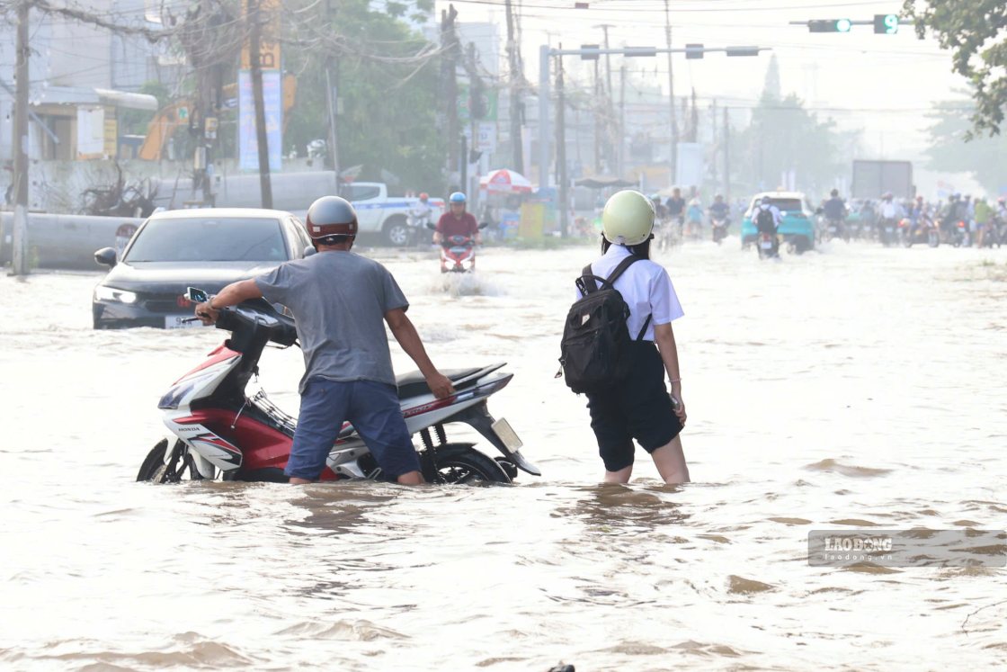 High tide caused the car to stall. Photo: Ta Quang (photo taken on September 14th)