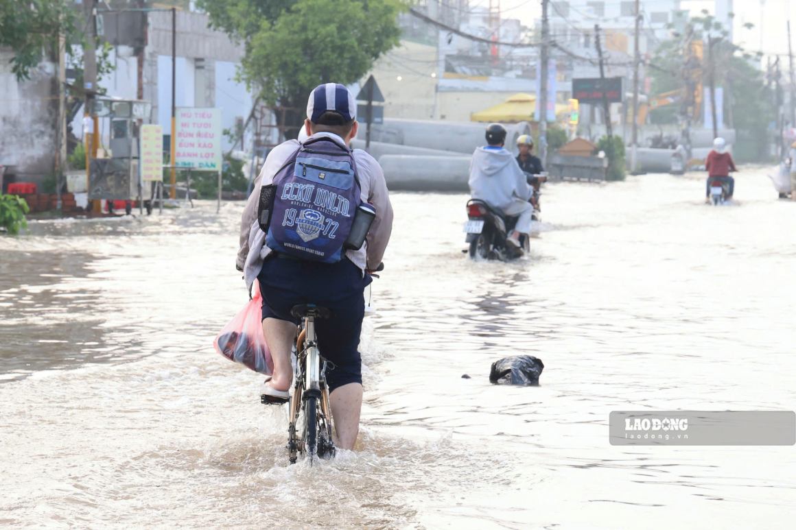 Việc di chuyển của người dân gặp nhiều khó khăn trong buổi sáng đầu tuần. Ảnh: Tạ Quang (ảnh chụp ngày 14.9)