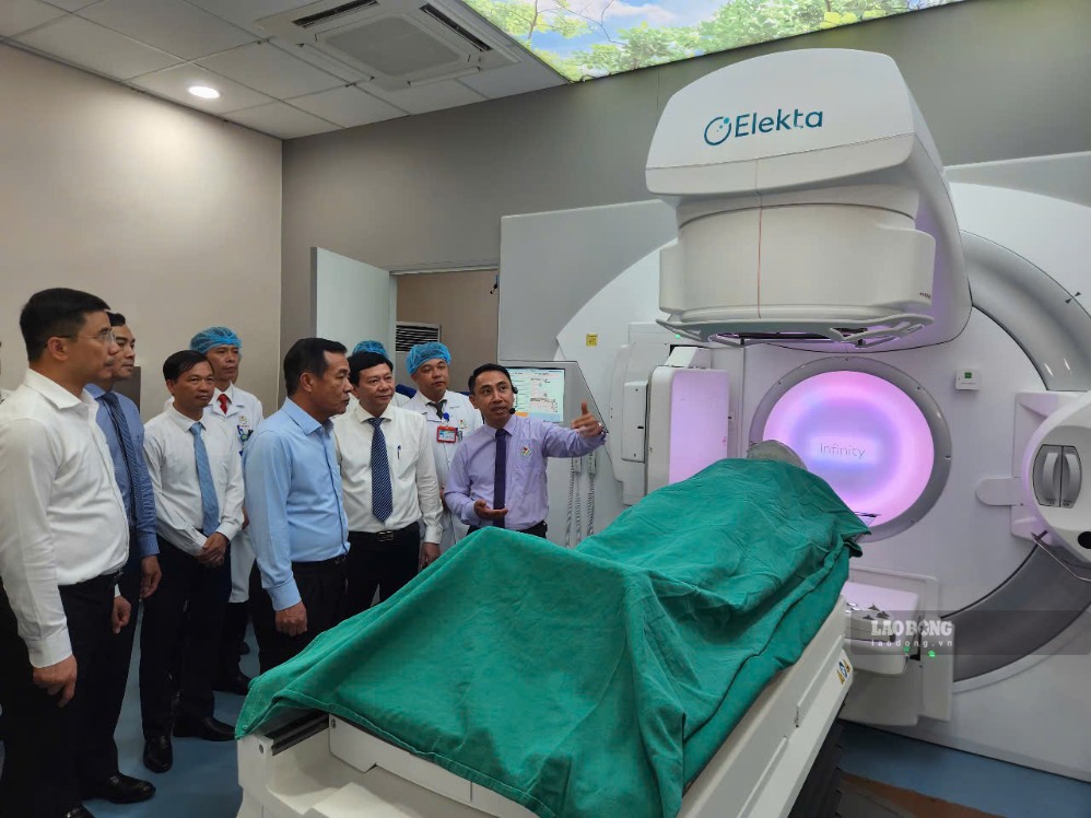 Thanh Hoa continues to expand policies to attract good doctors to work. In the photo: Provincial Party Secretary Le Duc Thai and Provincial Leaders visit the accelerated radiation therapy area at Thanh Hoa Oncology Hospital in July 2026. Photo: Tran Lam