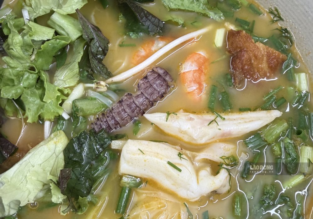 Seafood vermicelli has a light broth, combined with shrimp, squid and green vegetables, suitable for a quick breakfast, rich in protein and easy to enjoy. Photo: Thuy Duong