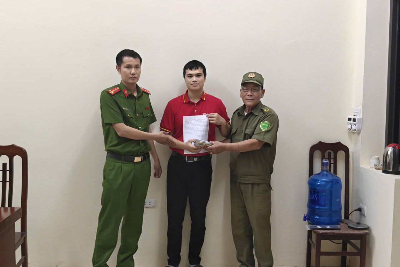 Police force returns lost property to Mr. Nguyen Van Dung. Photo: Trang TTĐT Hoa Xa commune