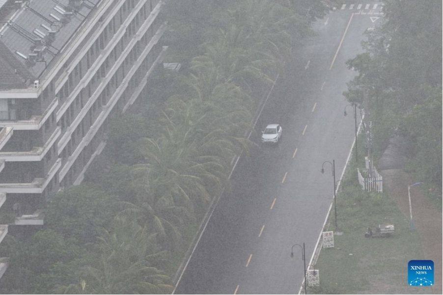 Hainan province (China) has to urgently evacuate more than 31,000 residents before the risk of heavy rain. (In the photo: Quynh Hai streets, Hainan province are foggy in storms on July 3, 2026). Photo: Xinhua