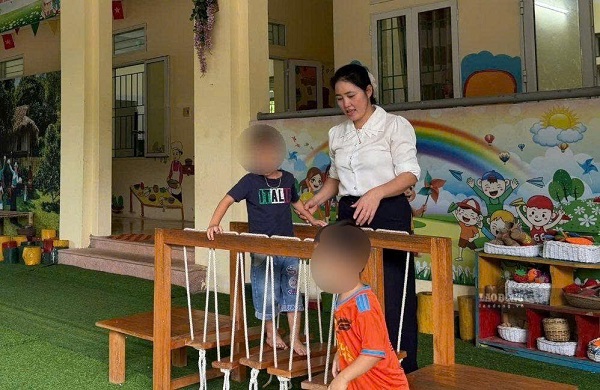Ms. Bui Thi Sao with her 3-4 year old children at Nai Moi branch, Thung Nai Kindergarten, Phu Tho. Photo taken T9. 2026: Viet Anh