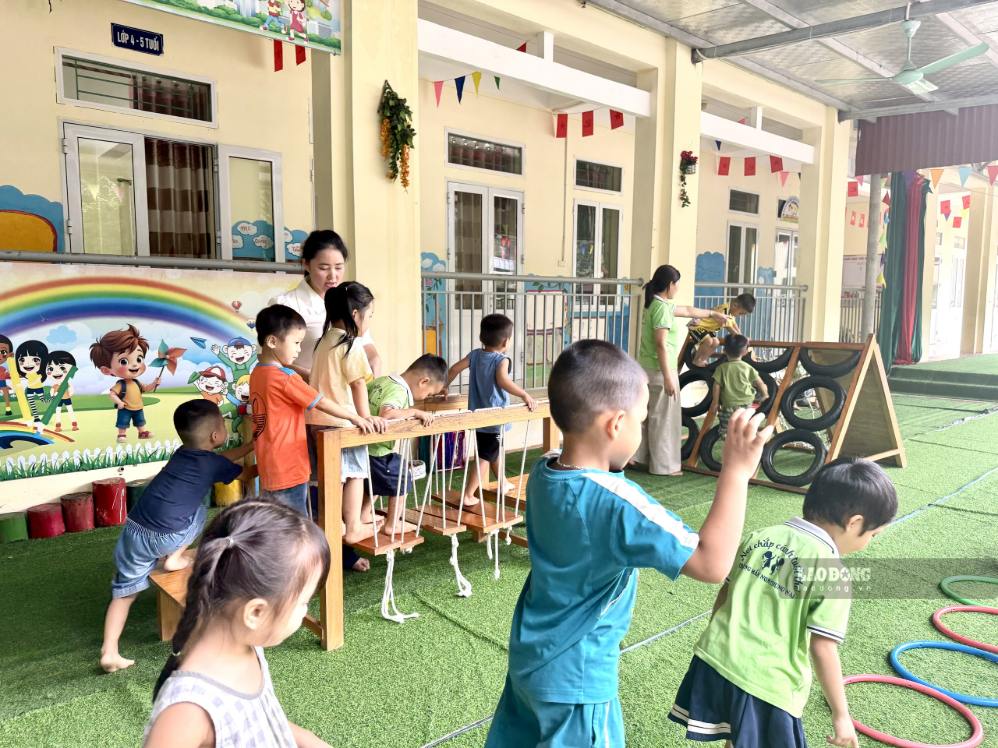 Cô Bùi Thị Xao phó hiệu trưởng Trường MN Thung Nai, Phân hiệu Thôn Nai Mới, Phú Thọ trong giờ vận động. Ảnh chụp T9/2026: Việt Anh