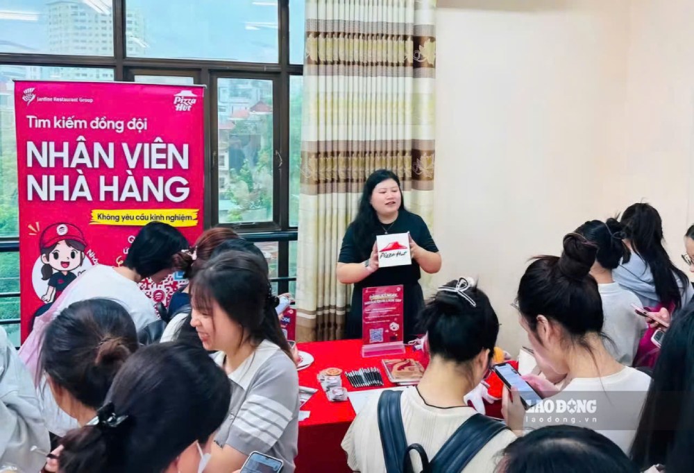 Candidates looking for job opportunities at the job fair on June 30 in Hanoi. Photo: Quynh Chi