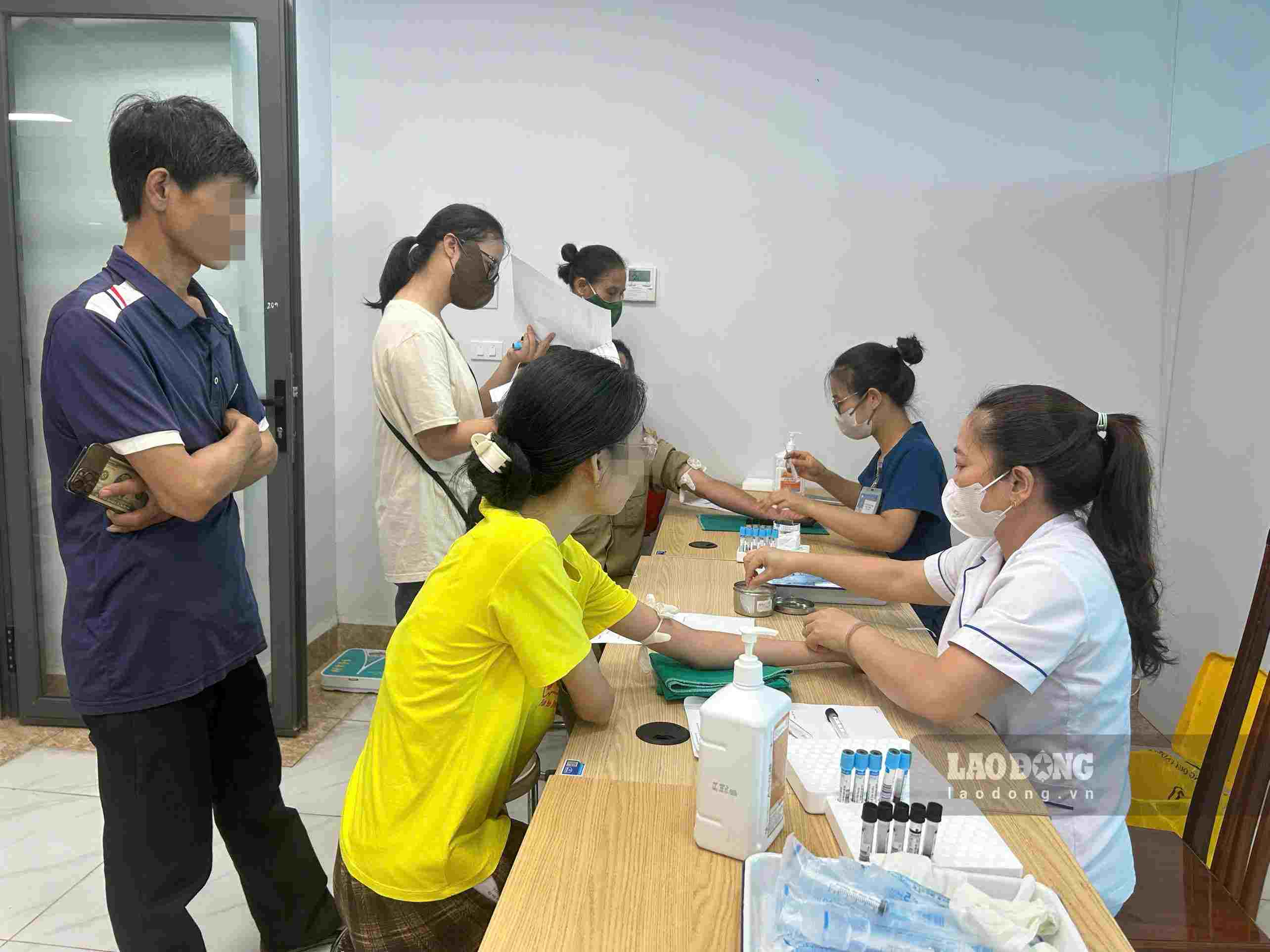 Medical staff will be entitled to allowances according to new regulations. Pictured are medical staff examining people's health. Photo: Thuy Linh