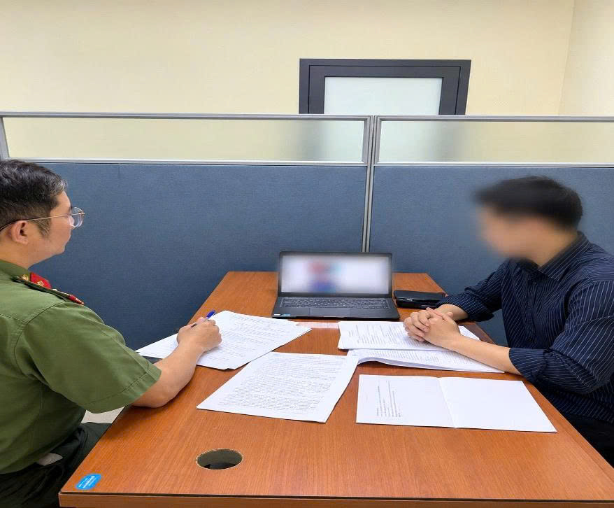 Police work on the case of posting an article related to Grab calling for the simultaneous shutdown of the app. Photo: Hanoi City Police