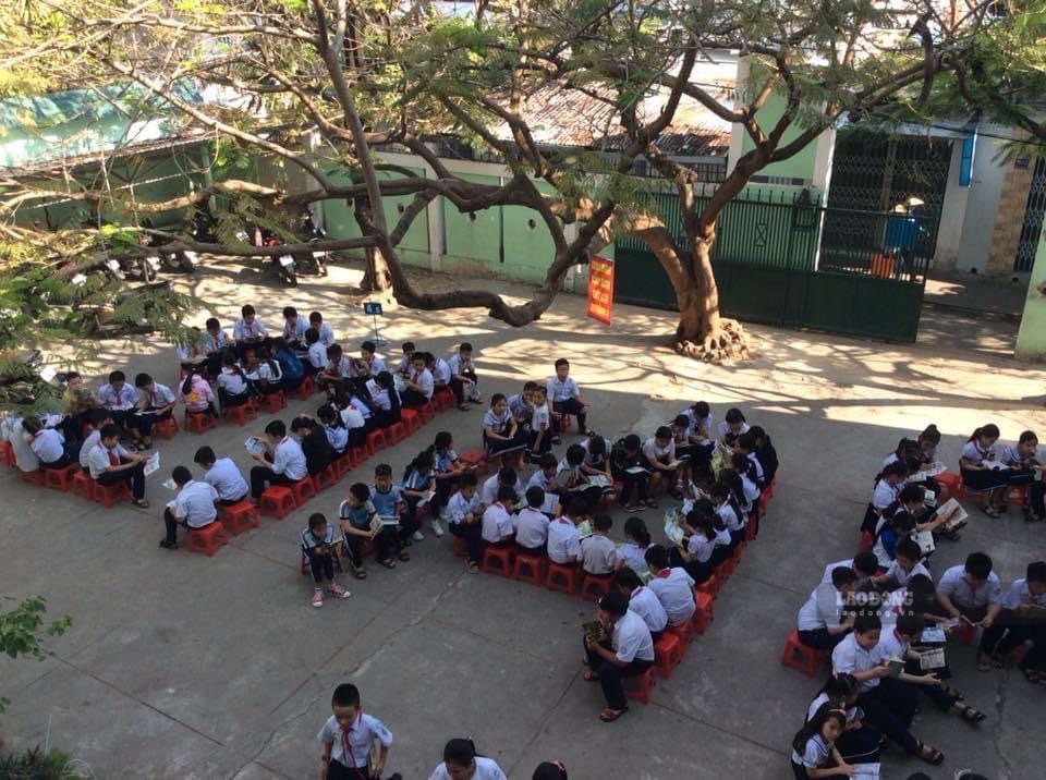 Học sinh Bắc Nha Trang đang sinh hoạt ngoài trời. Ảnh: Hữu Long (chụp tháng 8.2026)