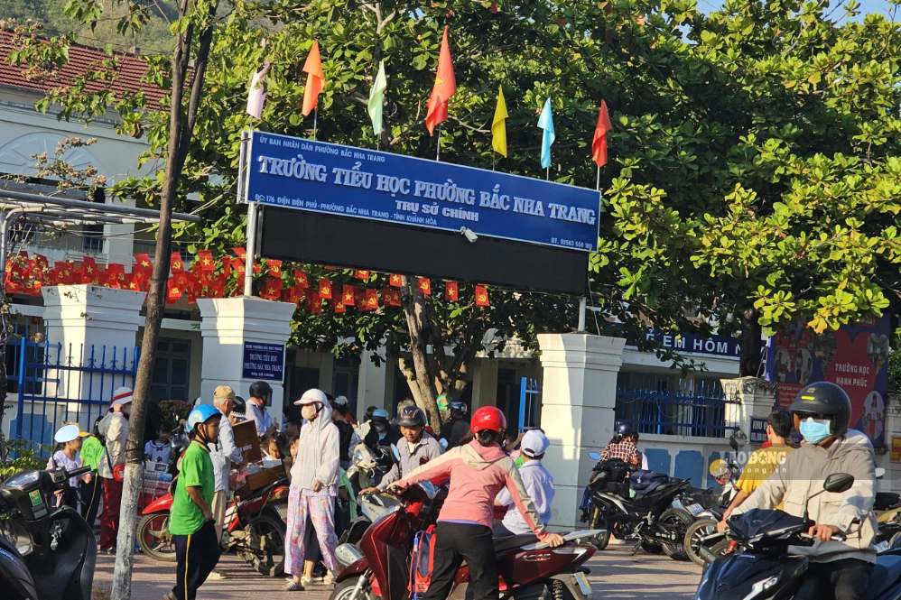 Parents in the North Nha Trang area struggle to pick up their children because the school has not chosen a semi-boarding organization model. Photo: Huu Long (taken in September 2026)