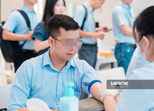 Office workers need to have regular health check-ups to check their health status, especially blood pressure. Photo: Nguyen Ly