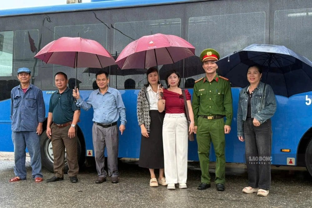 On September 14, officials and teachers of Quynh Tam Primary School came to Tien Son satellite point to pick up students to return to the main school. Photo: Duy Chuong