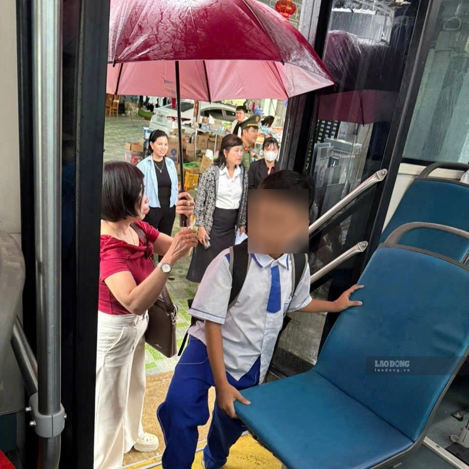 Học sinh điểm trường Tiến Sơn lên xe để về trường chính học tập vào sáng 14.9. Ảnh: Duy Chương