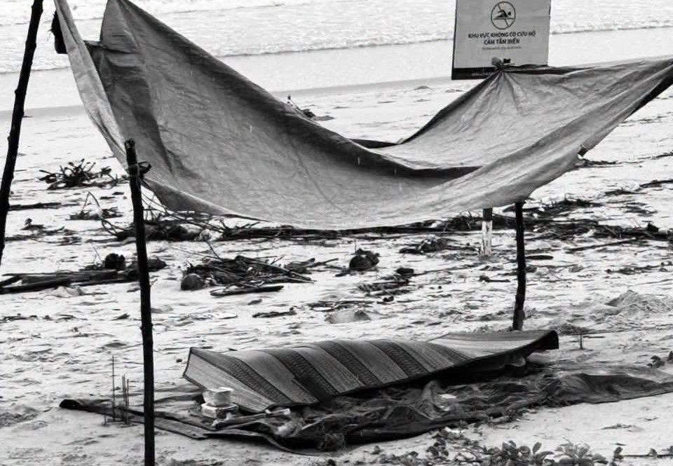 Female body drifted into Xuan Thieu beach, Da Nang on the morning of September 14. Photo: SOS Da Nang Team