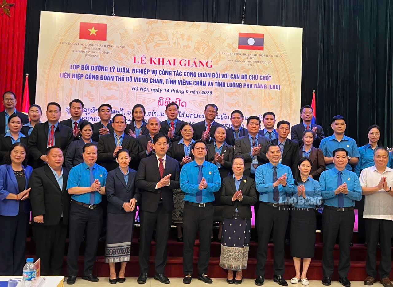 Các đại biểu chụp ảnh tại Lễ khai giảng Lớp bồi dưỡng lý luận, nghiệp vụ công tác Công đoàn đối với cán bộ Lào. Ảnh: Minh Hương.