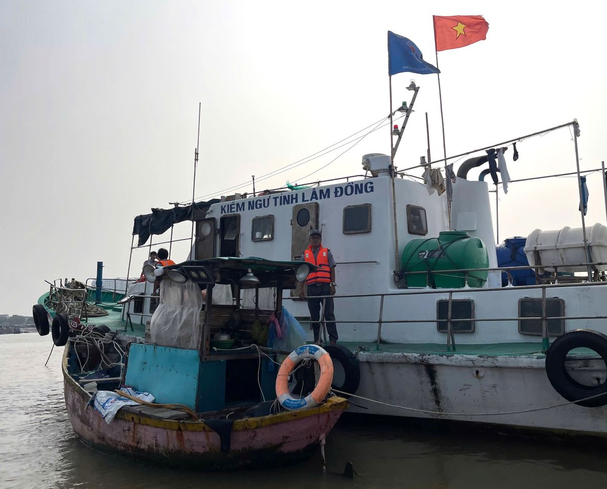 Kiểm ngư và các lực lượng áp giải, đưa tàu cá tang vật về xử lý. Ảnh: Kiểm ngư cung cấp, chụp ngày 9.9.