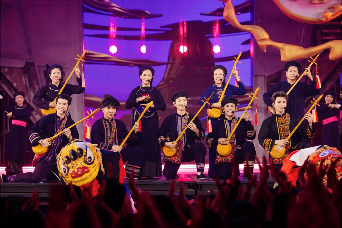 Hoàng Dũng cùng mẹ biểu diễn hát Then