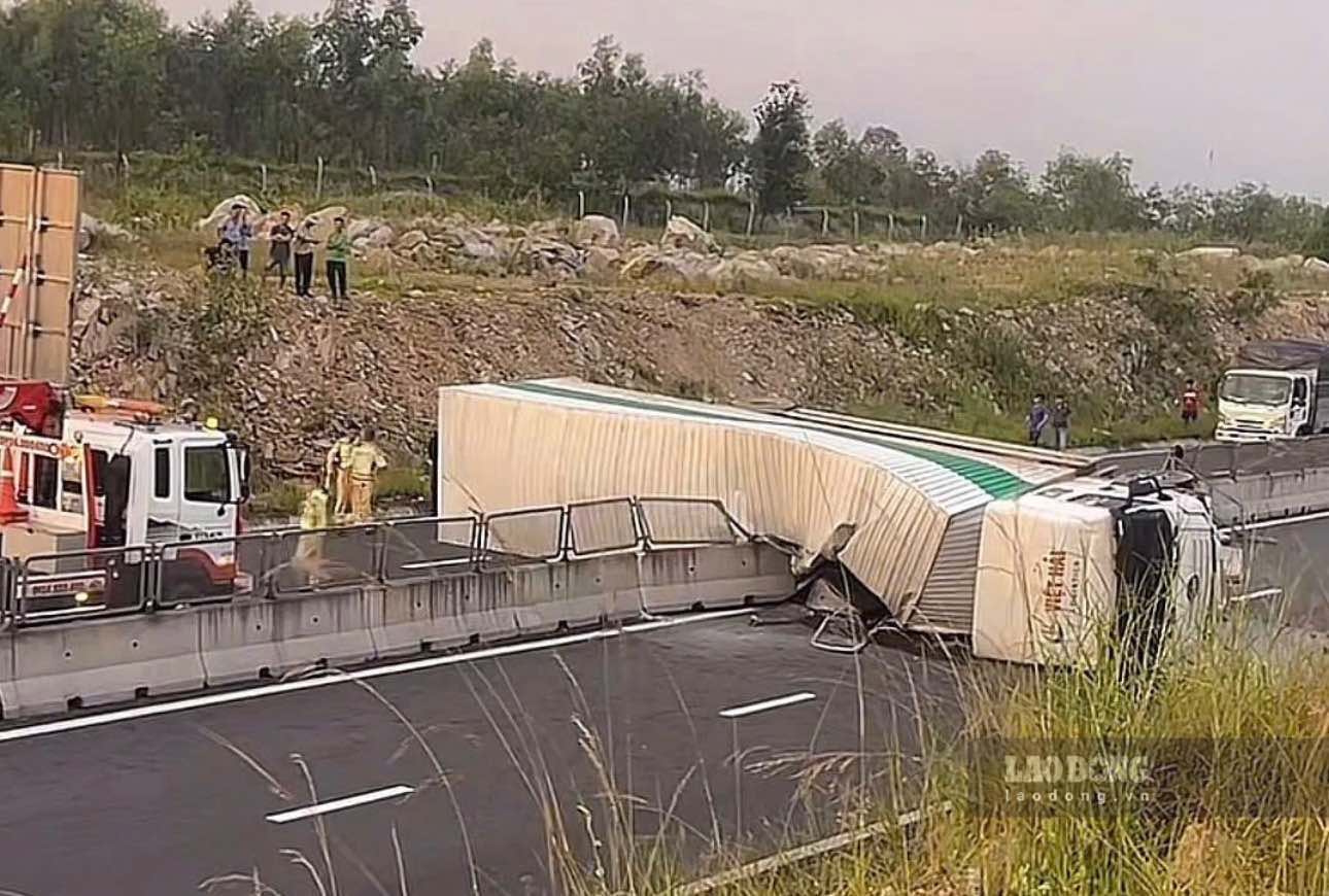 Car loses control, overturns on Vinh Hao - Phan Thiet expressway. Scene morning of September 13. Photo: Pham Duy