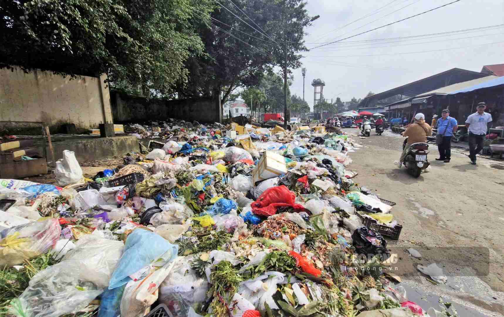 Garbage is overflowing, surrounding Bao Loc central market on September 14. Photo: Phuc Khanh