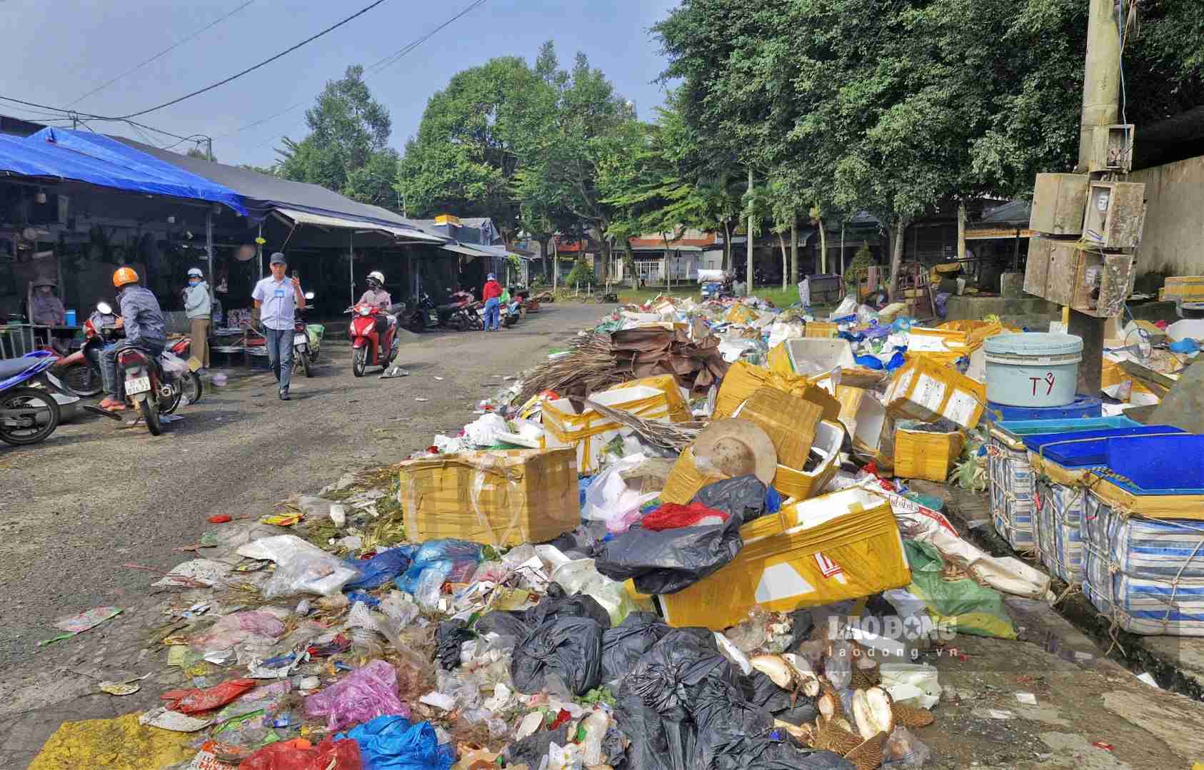 Hàng tấn rác thải ứ đọng bốc mùi hôi thối tại chợ trung tâm Bảo Lộc vào sáng 14.9. Ảnh: Phúc Khánh